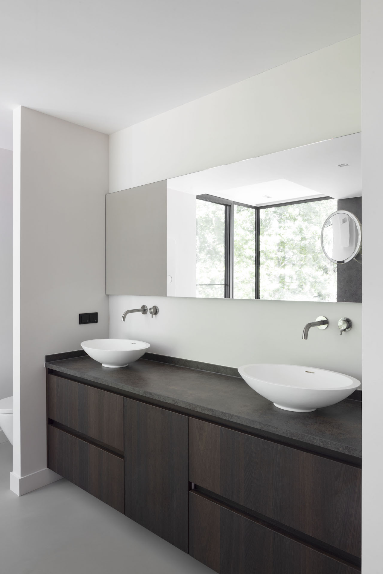 Op maat gemaakt badkamermeubel van eiken