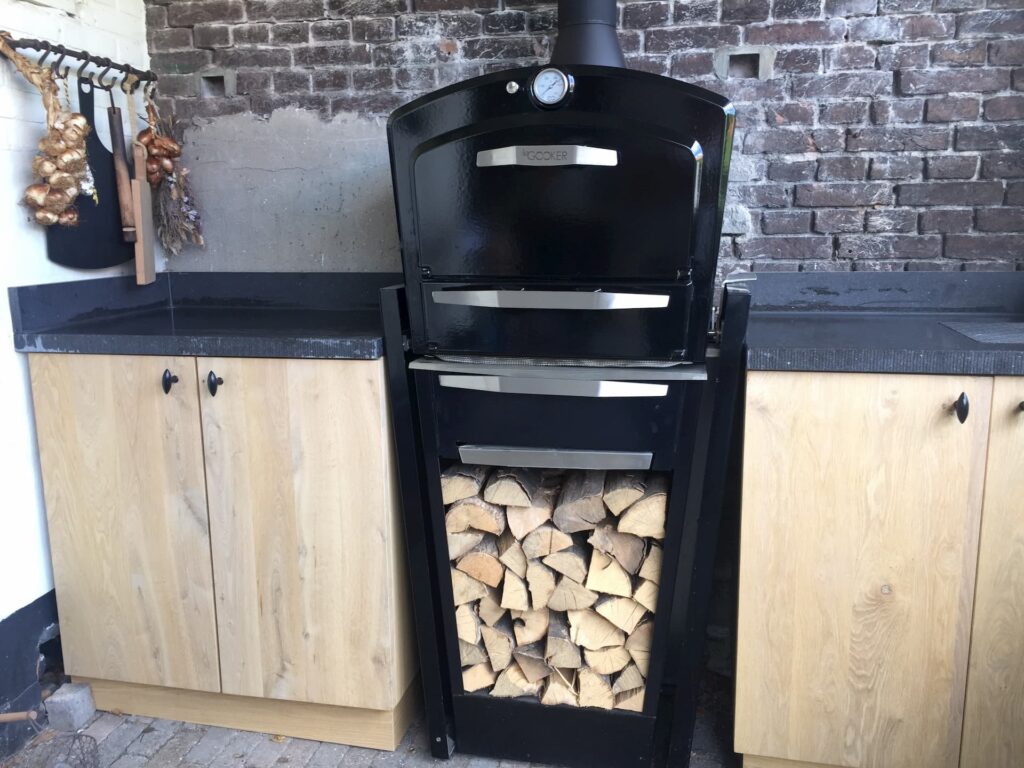 Interieuver - buitenkeuken met eiken deurtjes en Belgisch hardstenen blad